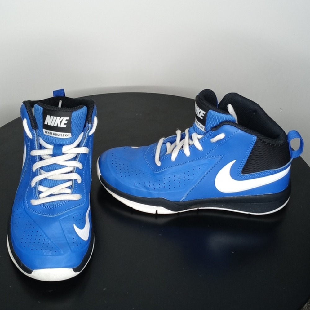 Nike Team Hustle D7 Kids Shoes